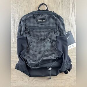 Dakine WNDR Pack 18L Backpack Black Grid Daypack School Travel Hiking NWT